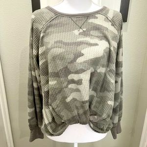 Lightweight waffle knit camouflage top. Size L
